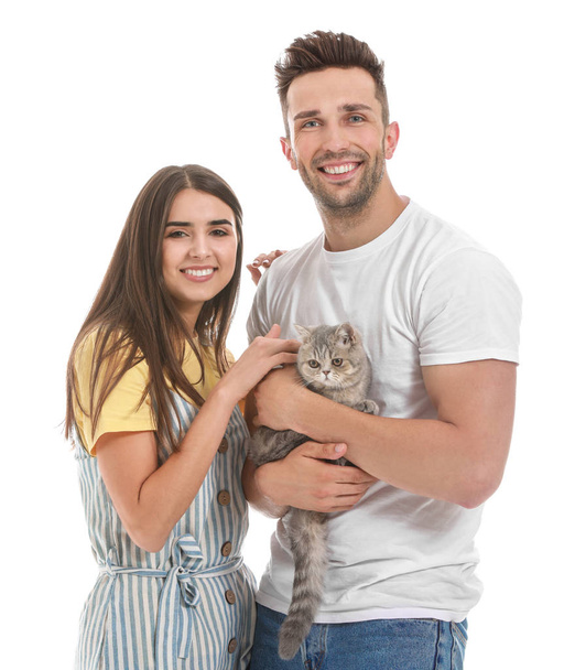 Feliz pareja con lindo gato sobre fondo blanco
 - Foto, Imagen