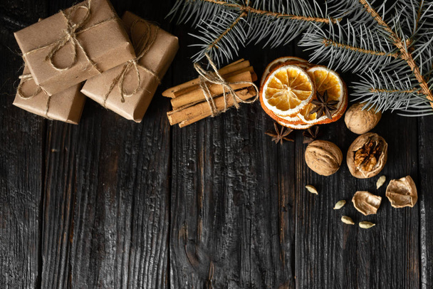 espíritu navideño fragantes especias anís y canela se encuentran en una mesa de madera, rebanadas secas de naranja
 - Foto, imagen
