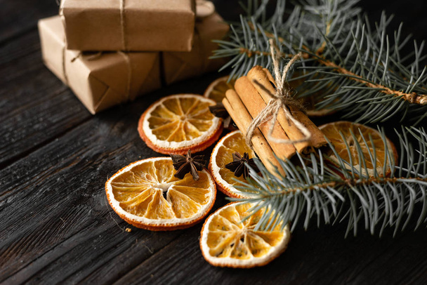 Mesa de madera con decoraciones navideñas, rodajas de naranja secas
 - Foto, imagen