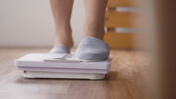 Bliska noga Młoda Azjatycka kobieta mierząc wagę do ważenia instrumentu cyfrowego. - Materiał filmowy, wideo