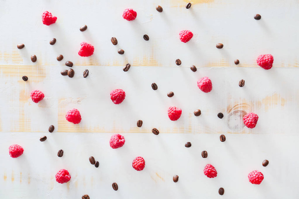 Framboesas frescas com grãos de café no fundo claro
 - Foto, Imagem