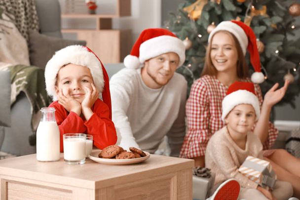 Petit garçon avec sa famille à la maison la veille de Noël
 - Photo, image