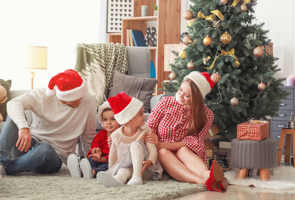 Família feliz em casa na véspera de Natal
 - Foto, Imagem