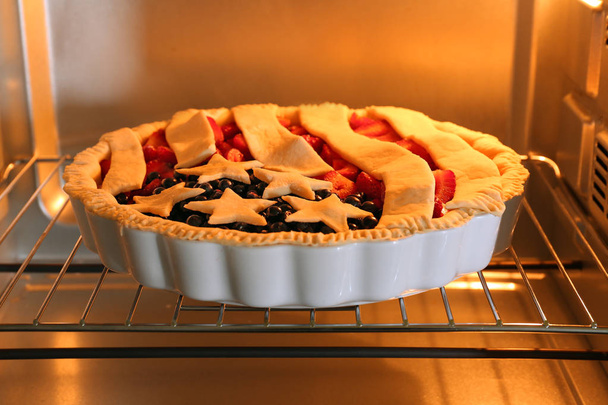 Випічка американського прапора пиріг в духовці - Фото, зображення