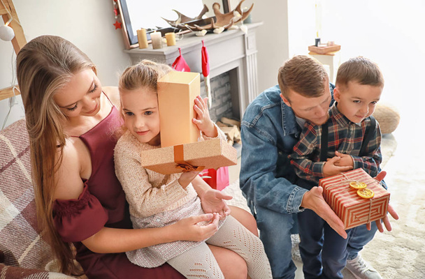 Famiglia felice con regali a casa la vigilia di Natale
 - Foto, immagini