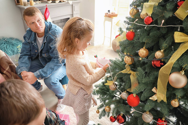glückliche Familie feiert Weihnachten zu Hause - Foto, Bild