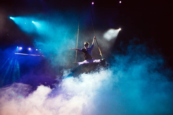 an Air acrobat in the circus arena. - Foto, afbeelding