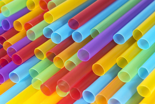 Різнокольорові пластикові трубки для коктейлю
 - Фото, зображення