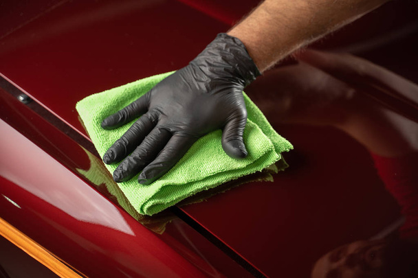 Man cleaning car with microfiber cloth,vintage old car detailing - Zdjęcie, obraz