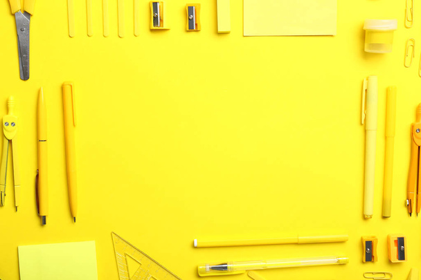 Рамка зі шкільного приладдя на кольоровому фоні
 - Фото, зображення