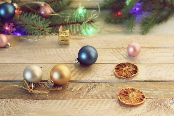 Décor, sapin de Noël illuminé, jouets de Noël et tranches de citron séché sur une table en bois, vacances d'hiver saisonnières
 - Photo, image