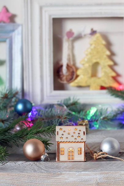 Dekoracje, Choinka z iluminacjami, zabawki noworoczne na drewnianym stole, sezonowe ferie zimowe - Zdjęcie, obraz