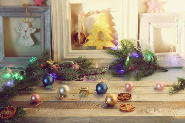 Decoración, árbol de Navidad iluminado, juguetes de Navidad y rodajas de limón seco en una mesa de madera, vacaciones de invierno de temporada
 - Foto, Imagen