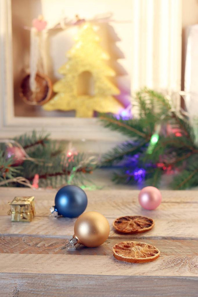 Arredamento, albero di Natale illuminato, giocattoli natalizi e fette di limone essiccato su un tavolo di legno, vacanze invernali stagionali
 - Foto, immagini