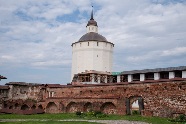 キリロ・ベロツェルスキー修道院の塔と防衛壁。ロシア正教会の修道院は、ボローニャ地方のキリロフ市内に位置しています。ロシア - 写真・画像