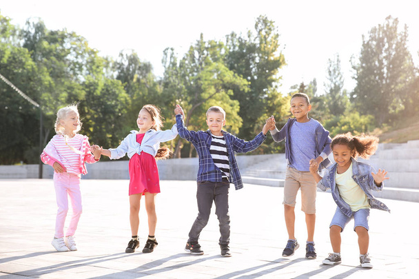 Grupo de crianças saltando ao ar livre
 - Foto, Imagem