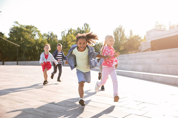 Juoksevien lasten ryhmä ulkona
 - Valokuva, kuva