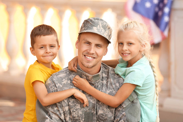 Feliz militar con sus hijos al aire libre
 - Foto, imagen