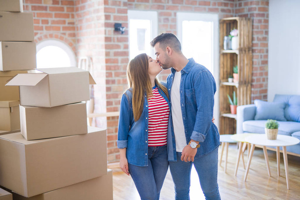 Young beautiful couple in love moving to new home, very happy an - Φωτογραφία, εικόνα