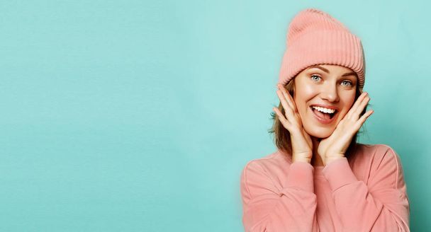 Image of happy young lady wearing pink hat and sweater  - Foto, Imagen