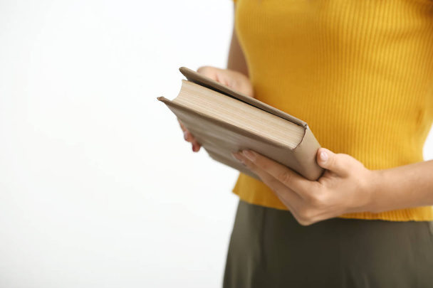 Mulher com livro sobre fundo branco, close-up
 - Foto, Imagem