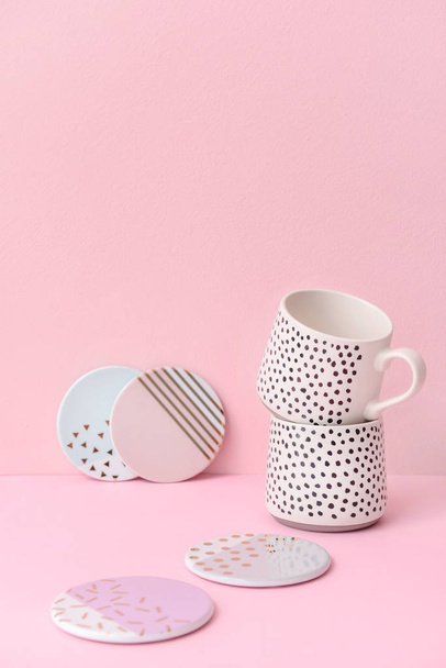 Tazze di ceramica con piatti su sfondo colore
 - Foto, immagini