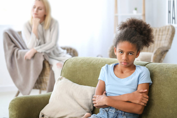 Beledigd Afro-Amerikaans meisje na ruzie met moeder thuis - Foto, afbeelding