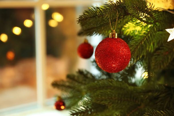 schön geschmückter Weihnachtsbaum im Zimmer - Foto, Bild