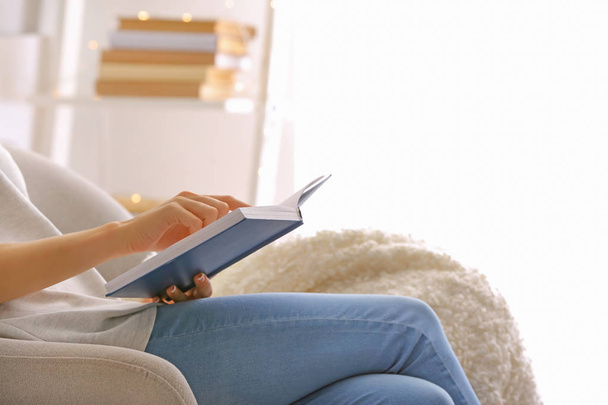 femme lecture livre à la maison - Photo, image