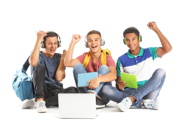 Beyaz arka planda dizüstü bilgisayar ile mutlu genç öğrencilerin portresi - Fotoğraf, Görsel