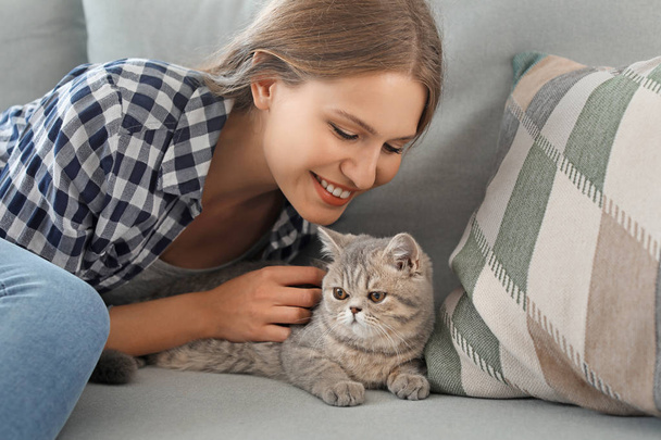 Kaunis nuori nainen söpö kissa kotona - Valokuva, kuva