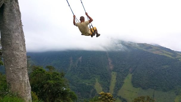 The Swing At The End Of The World Situato a Casa Del Arbol, La casa sull'albero a Banos, Ecuador
 - Foto, immagini