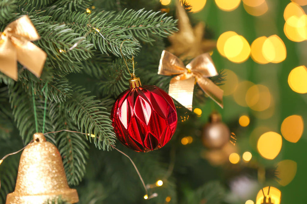 Hermoso árbol de Navidad contra luces desenfocadas, primer plano
 - Foto, Imagen