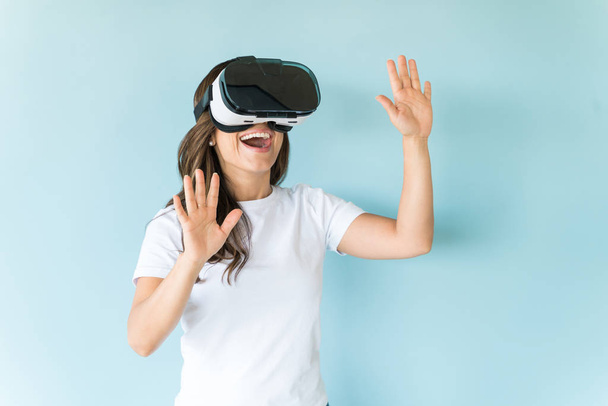 Izgatott vonzó nő Gaming virtuális valóság headset stúdióban - Fotó, kép