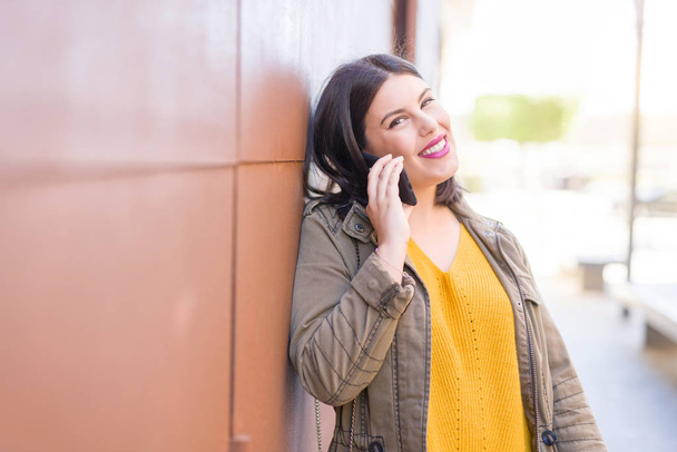 Krásná mladá žena se smějící pozitivní volání pomocí smarpthonu  - Fotografie, Obrázek