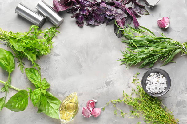 Különböző friss gyógynövényekből készült keret, olajjal, sóval és fokhagymával grunge háttérben - Fotó, kép