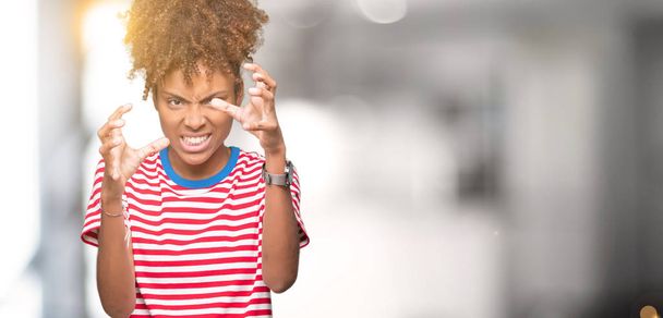 Hermosa joven afroamericana sobre un fondo aislado Gritando frustrada de rabia, las manos tratando de estrangular, gritando loco
 - Foto, Imagen