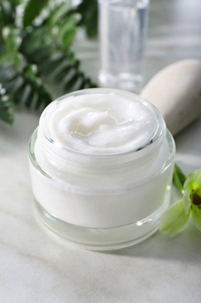 Jar of body cream on white table - Foto, Imagen