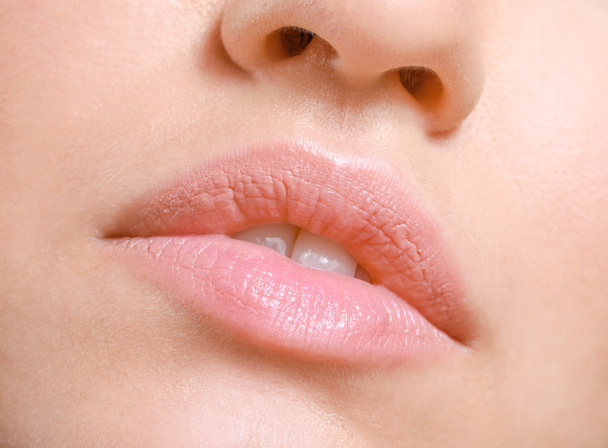 Νεαρή γυναίκα με όμορφα χείλη, κοντινό πλάνο - Φωτογραφία, εικόνα
