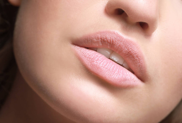Young woman with beautiful lips, closeup - Foto, afbeelding