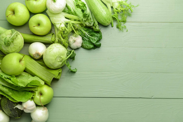Auswahl an frischem Gemüse mit Äpfeln auf hölzernem Hintergrund - Foto, Bild