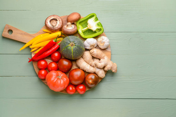 Auswahl an frischem Gemüse auf hölzernem Hintergrund - Foto, Bild
