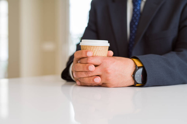 Zbliżenie na średnim wieku człowiek trzyma kubek kawy - Zdjęcie, obraz