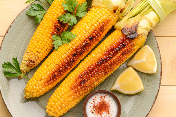 Chutné grilované kukuřice na talíři - Fotografie, Obrázek