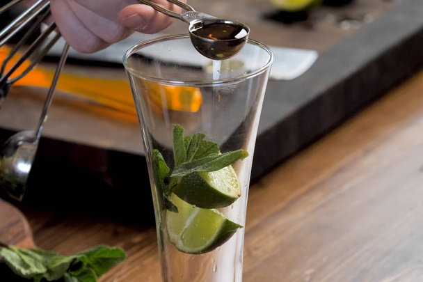 Cocktail aus Minze und Zitrone. - Foto, Bild