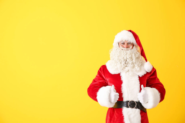 Retrato de Santa Claus mostrando el pulgar hacia arriba en el fondo de color
 - Foto, imagen