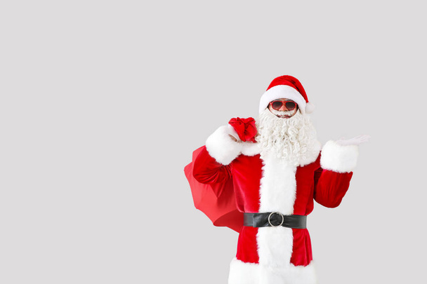 Портрет классного Санта-Клауса на светлом фоне
 - Фото, изображение