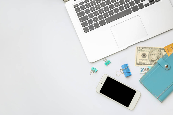 Laptop mit Geldbörse und Handy auf weißem Hintergrund - Foto, Bild