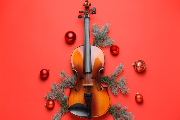 Violin and Christmas decor on color background - Φωτογραφία, εικόνα