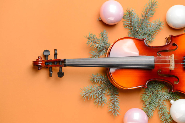 Violin and Christmas decor on color background - 写真・画像